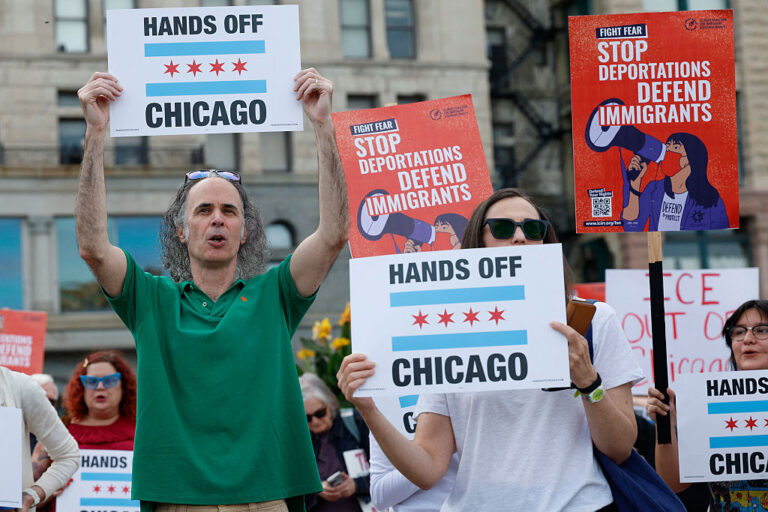 La présence de l'ICE persiste à Chicago alors que les raids évoluent vers des tactiques plus silencieuses