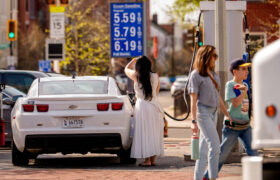 Les mamans à faible revenu luttent pour maintenir leur famille à flot malgré la hausse du prix de l’essence
