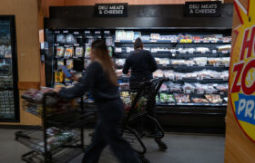 Les remboursements tarifaires affluent vers les entreprises alors que les consommateurs continuent de payer la facture