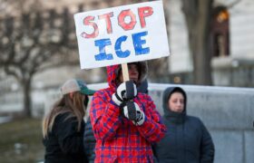 La majorité des Américains souhaitent que l’ICE soit financée alors que la confiance dans l’agence s’effondre