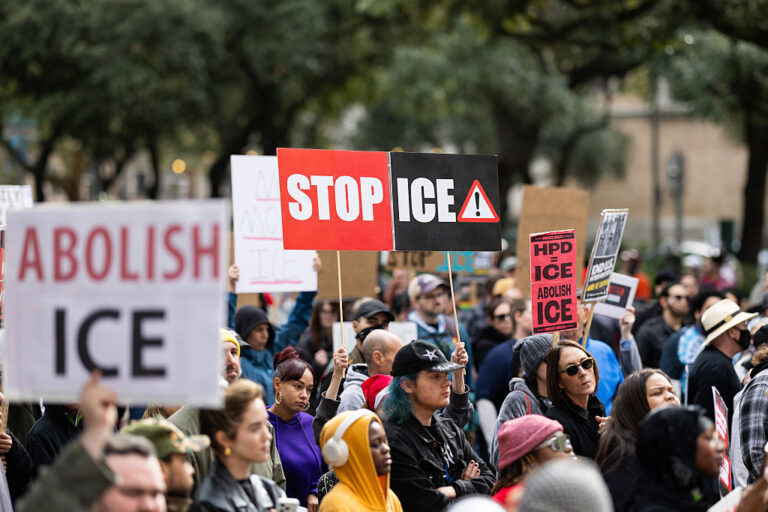 La Cour d'appel rétablit la loi sur l'immigration du Texas autorisant les arrestations pour suspicion