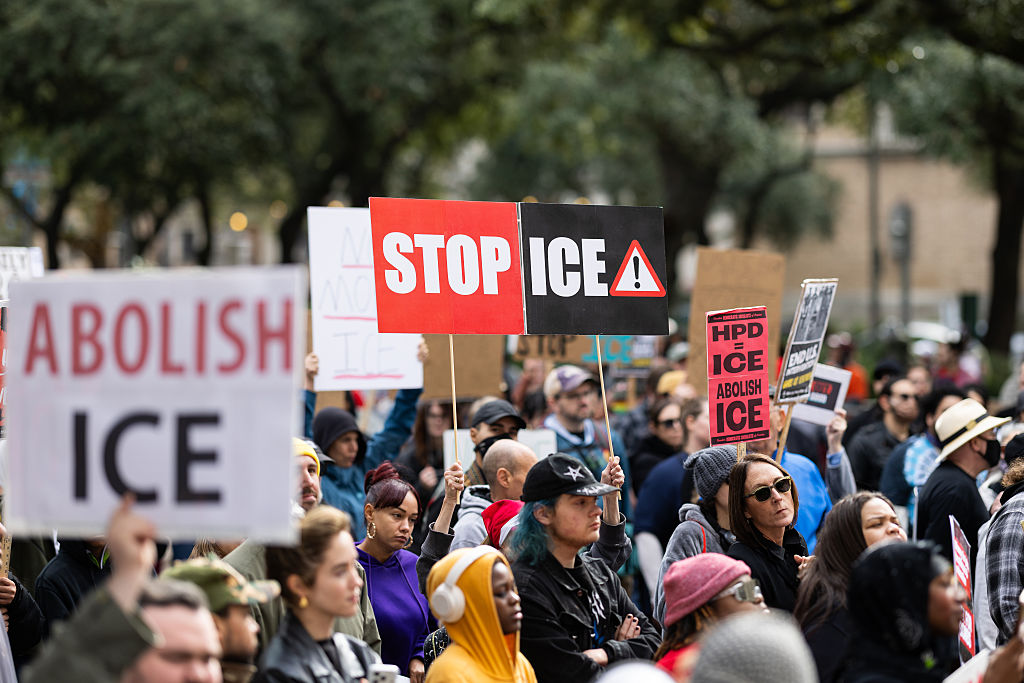 La Cour d'appel rétablit la loi sur l'immigration du Texas autorisant les arrestations pour suspicion