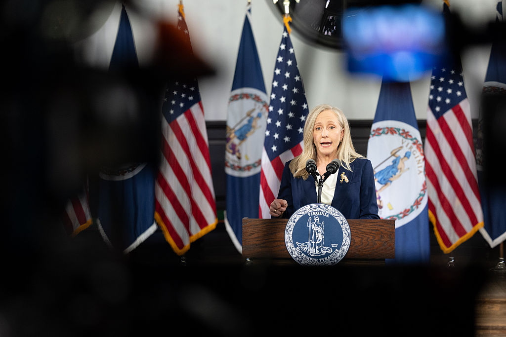 Les démocrates de VA sont frustrés par le veto de Spanberger sur la législation qui freine l'ICE