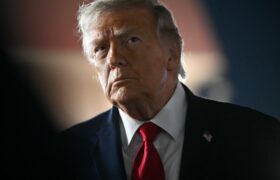 Le juge bloque les « frais » de 100 000 $ pour le visa H-1B imposés par l&rsquo;administration Trump, les qualifiant d&rsquo;illégaux