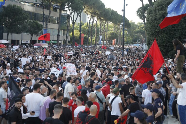 Les manifestations en Albanie s'intensifient en opposition au complexe de luxe de 4 milliards de dollars de Kushner