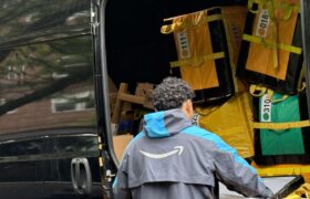 Un chauffeur d&rsquo;Amazon à New York licencié pour avoir publié du contenu pro-syndical sur les réseaux sociaux