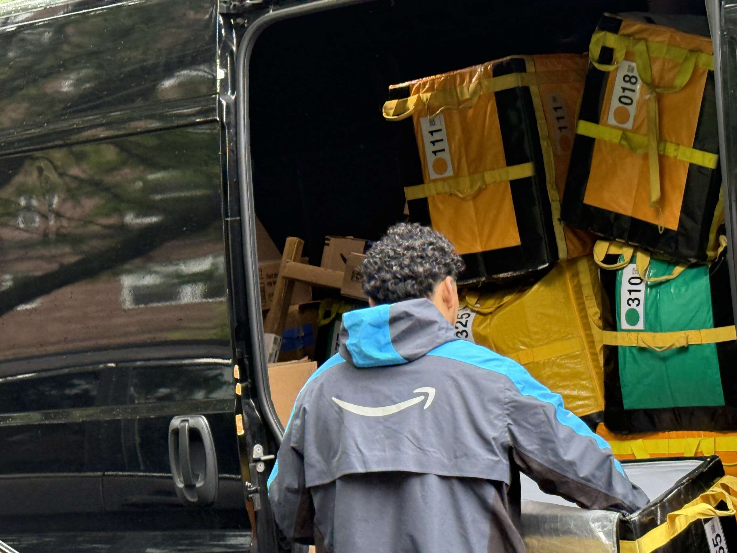 Un chauffeur d'Amazon à New York licencié pour avoir publié du contenu pro-syndical sur les réseaux sociaux