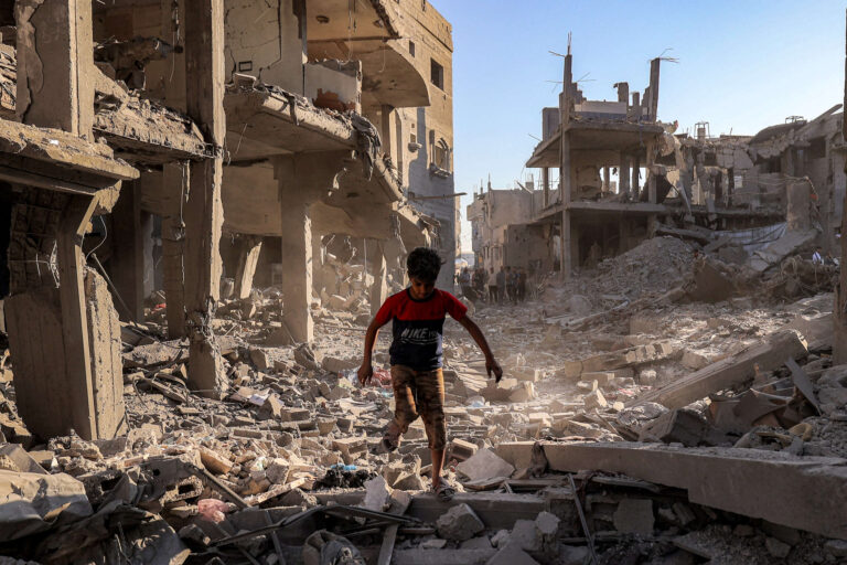 Les nouveaux cafés à Gaza ne peuvent pas cacher les villes de tentes et les montagnes de décombres