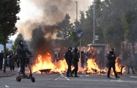 Des politiciens britanniques accusent Elon Musk d’avoir attisé la violence raciste à Belfast