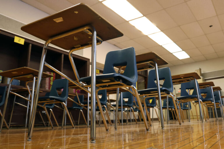 Les prêts d’urgence coûtent des millions aux écoles américaines – et remplissent les poches de Wall Street