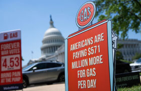 La loyauté de Trump envers les sociétés de combustibles fossiles fait grimper l&rsquo;inflation