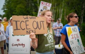 ICE suspend temporairement les contrôles routiers après des fusillades mortelles au Texas et dans le Maine