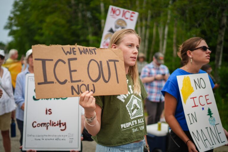 ICE suspend temporairement les contrôles routiers après des fusillades mortelles au Texas et dans le Maine
