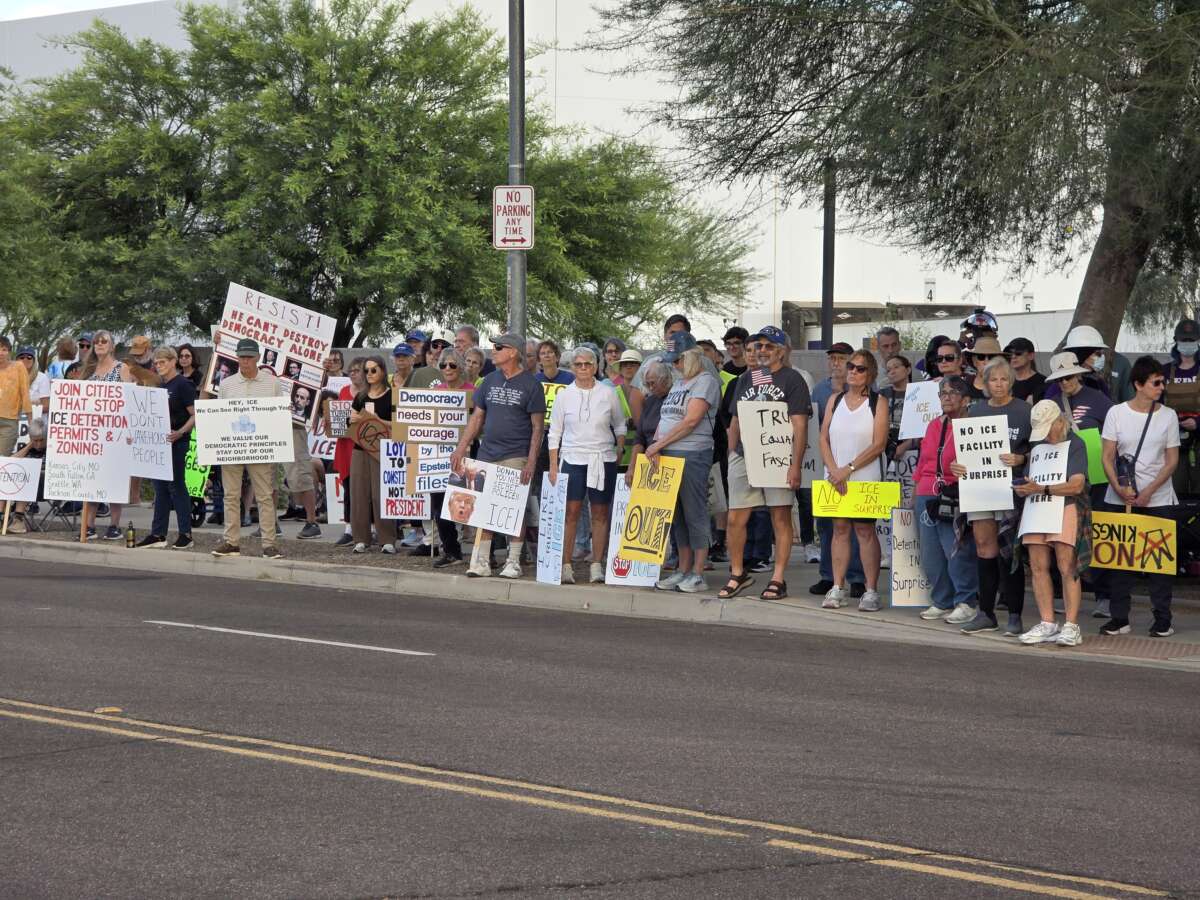 Les manifestants organisent une manifestation à Surprise, en Arizona, où un entrepôt ICE a été suspendu en attendant une analyse d'impact environnemental.