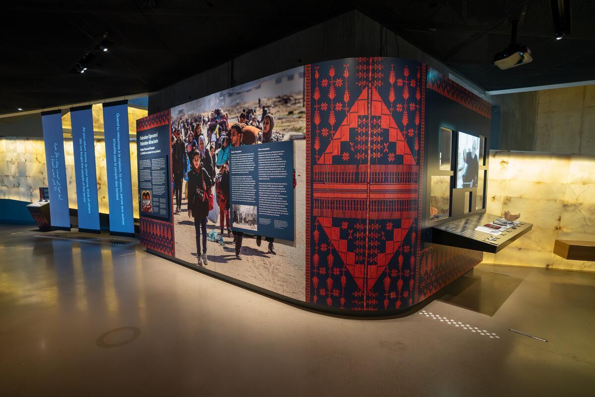 L'exposition mesure 12 mètres et contient des panneaux de texte, des photos et des témoignages vidéo.