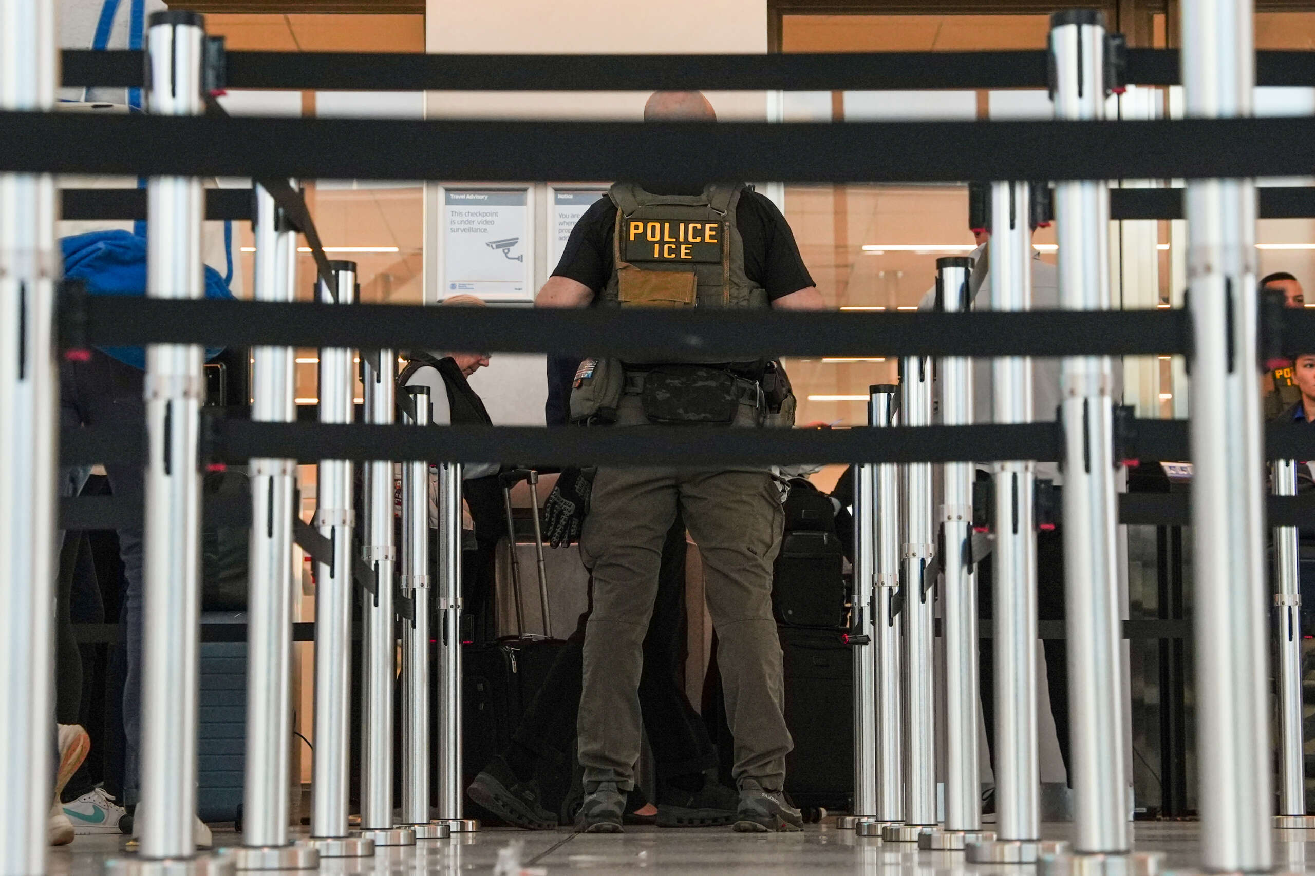 Des documents montrent que la TSA partage les informations personnelles des passagers avec ICE