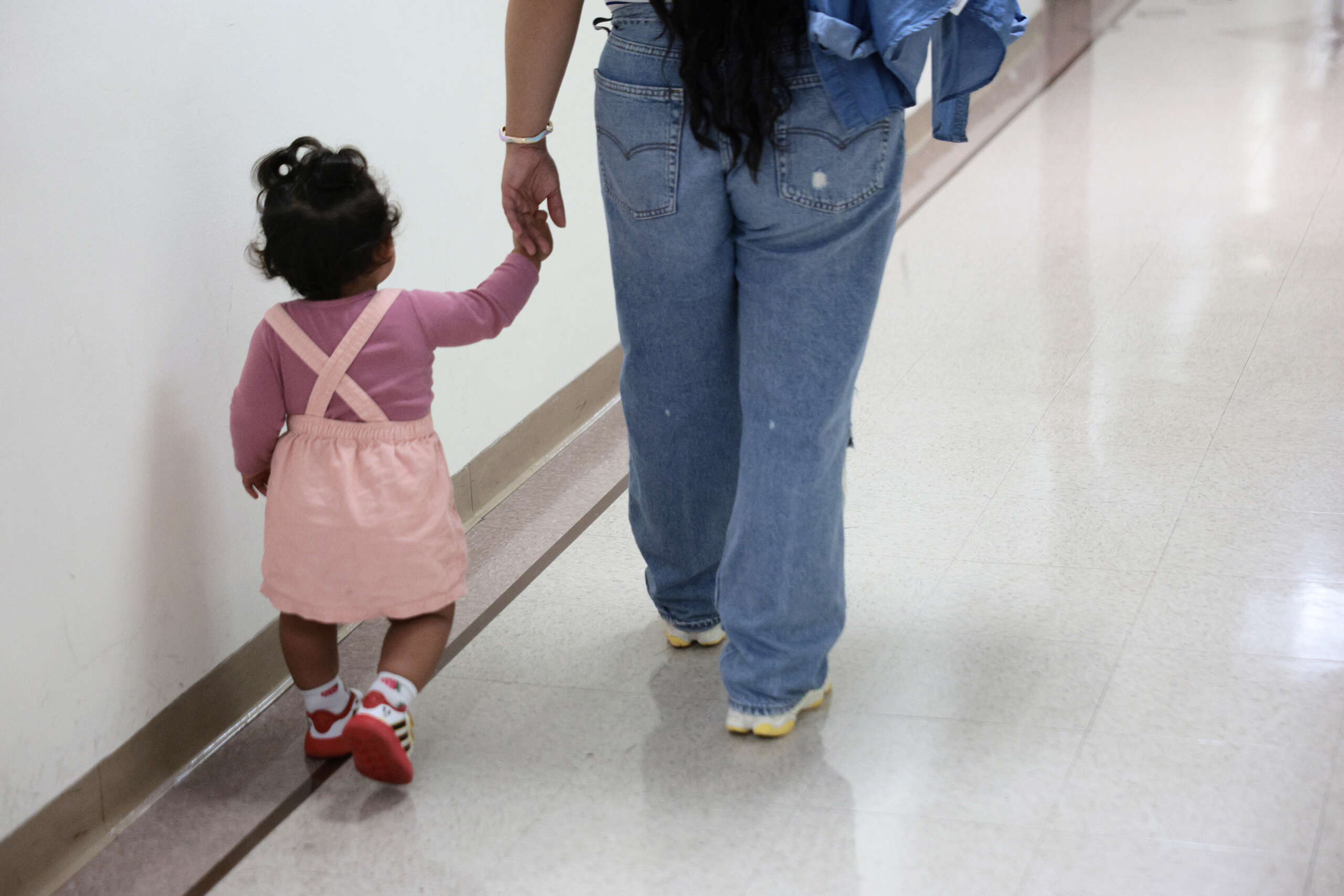Si Trump réussit, 20 000 enfants pourraient comparaître devant le tribunal de l’immigration sans avocat