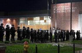 Les manifestants célèbrent les 10 ans après le meurtre de Michael Brown, menacé d&rsquo;arrestation et de prison