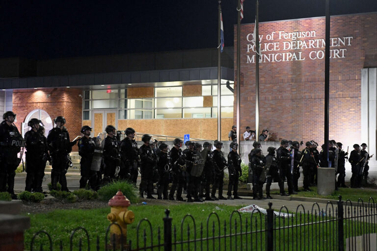 Les manifestants célèbrent les 10 ans après le meurtre de Michael Brown, menacé d'arrestation et de prison