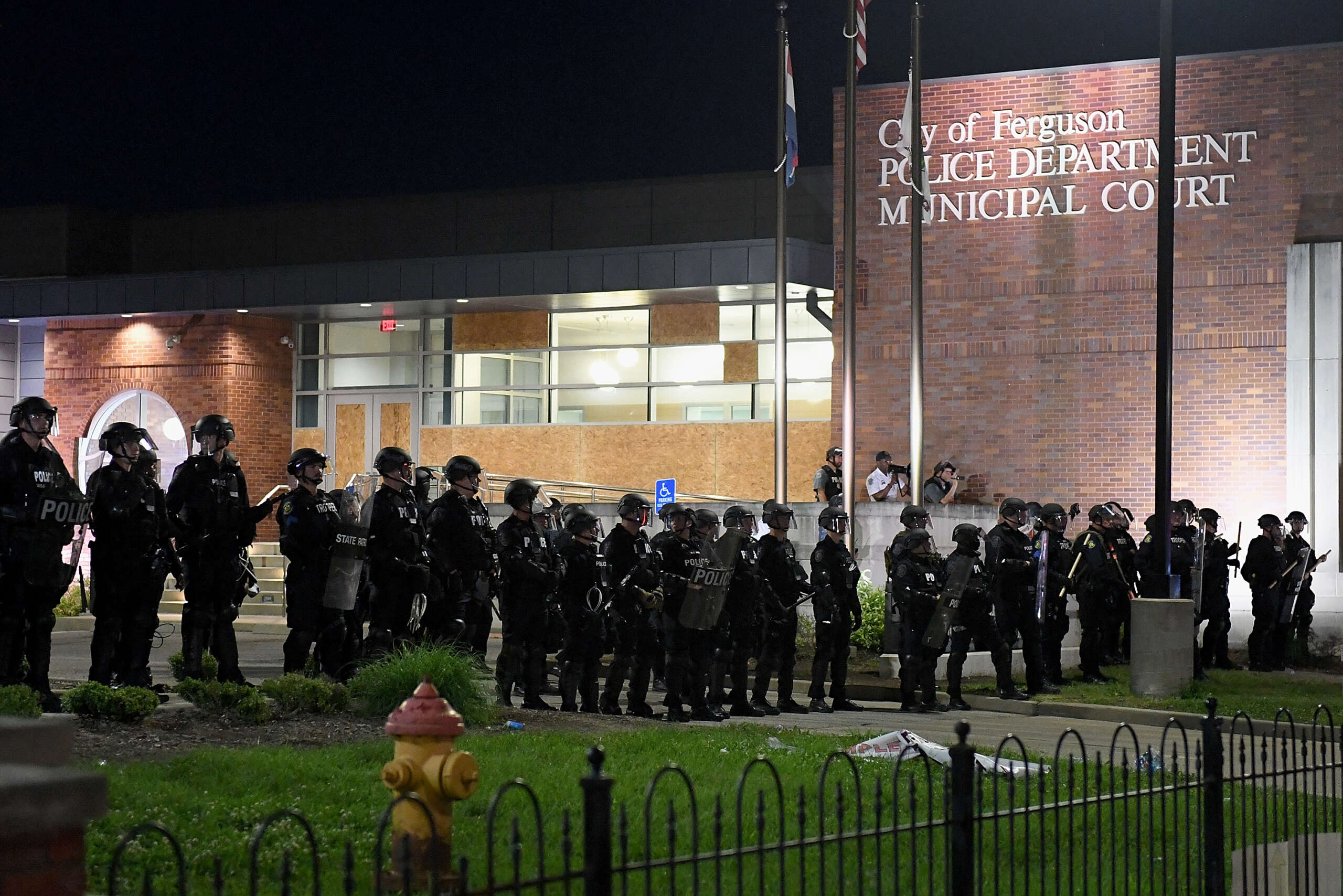 Les manifestants célèbrent les 10 ans après le meurtre de Michael Brown, menacé d'arrestation et de prison