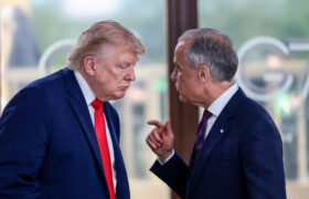 Les tarifs douaniers de 50 pour cent de Trump entrent en vigueur après l&rsquo;échec des négociations commerciales entre les États-Unis et le Canada