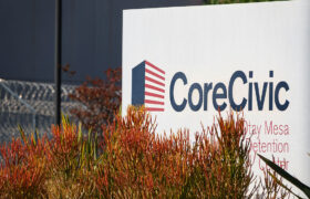 Le PDG de CoreCivic dit aux actionnaires qu&rsquo;ils bénéficient d&rsquo;une expulsion massive