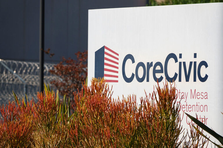 Le PDG de CoreCivic dit aux actionnaires qu'ils bénéficient d'une expulsion massive