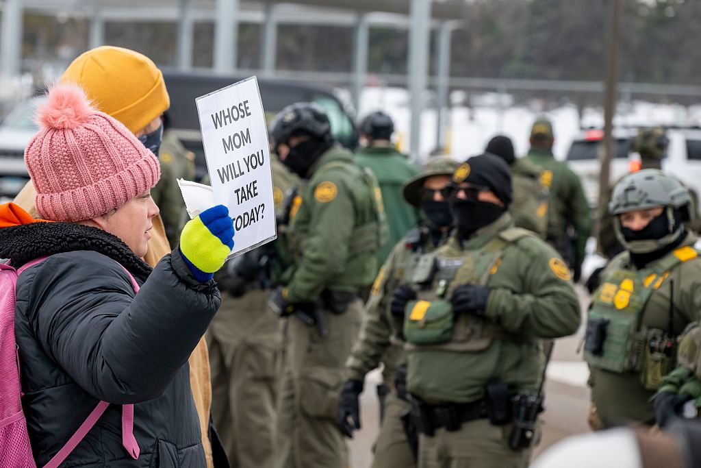 Pour les mères célibataires immigrantes, le bilan financier des raids de l’ICE est loin d’être terminé