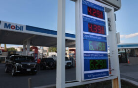 Les républicains paniquent alors que les prix du gaz atteignent un nouveau record avant les élections de mi-mandat
