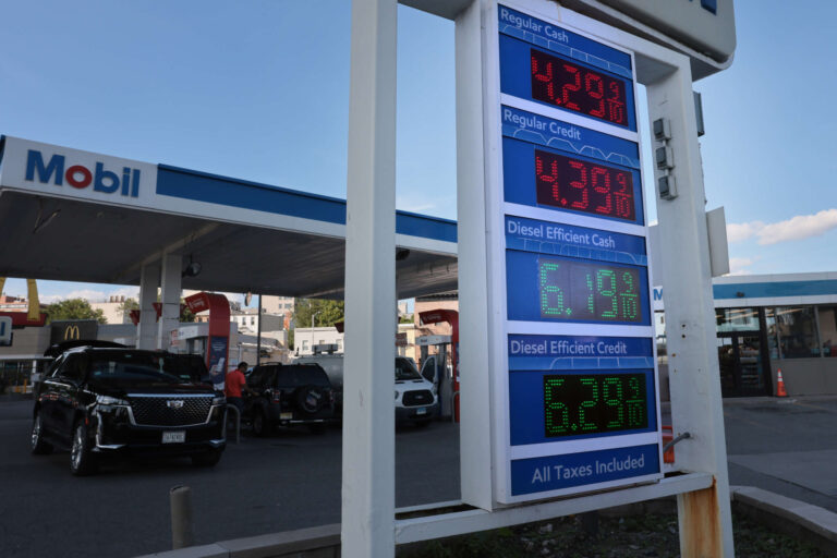 Les républicains paniquent alors que les prix du gaz atteignent un nouveau record avant les élections de mi-mandat