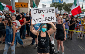 ICE tire sur un homme à Austin en train de livrer de la nourriture, suscitant des manifestations