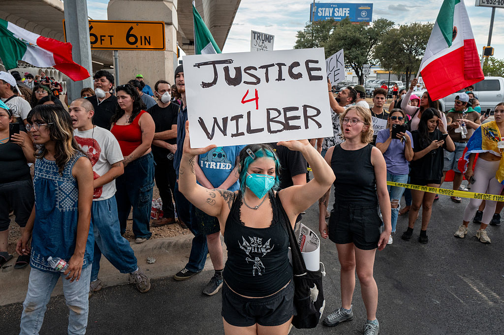 ICE tire sur un homme à Austin en train de livrer de la nourriture, suscitant des manifestations