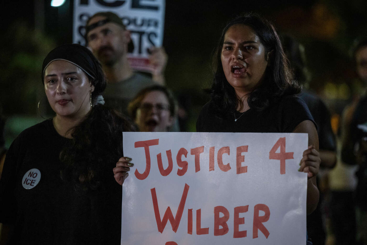 Les communautés d'Austin se rassemblent autour de la victime de la fusillade ICE alors qu'il fait face à des accusations criminelles
