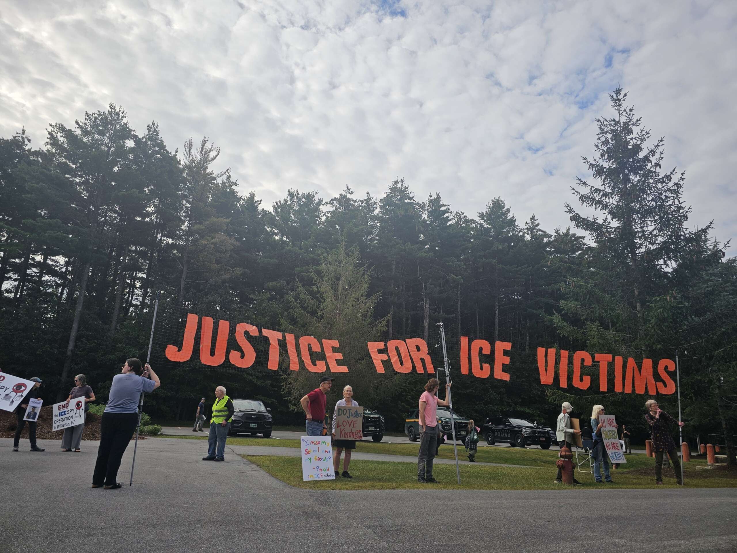 Des militants ciblent ce qu’ils appellent un « centre d’espionnage » majeur pour l’ICE dans la campagne du Vermont