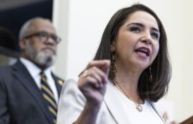 La représentante Delia Ramirez présente un projet de loi historique visant à abolir le DHS, l&rsquo;ICE et le CBP