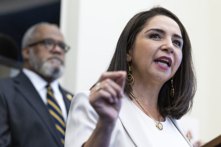 La représentante Delia Ramirez présente un projet de loi historique visant à abolir le DHS, l'ICE et le CBP