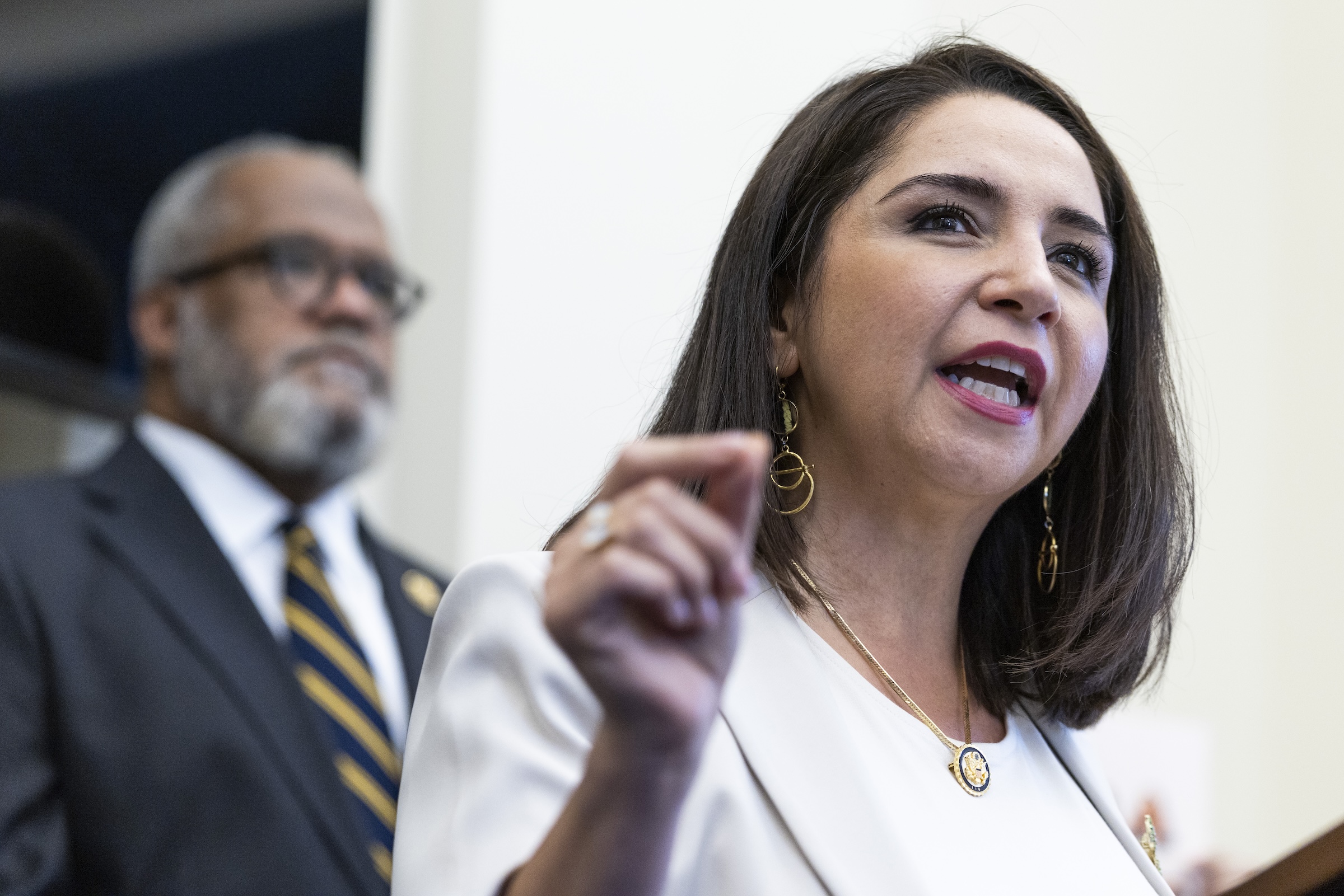 La représentante Delia Ramirez présente un projet de loi historique visant à abolir le DHS, l'ICE et le CBP