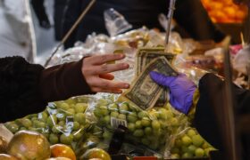 Alors que l&rsquo;inflation augmente, un nouveau sondage montre que 4 personnes sur 10 ont du mal à payer les produits de première nécessité