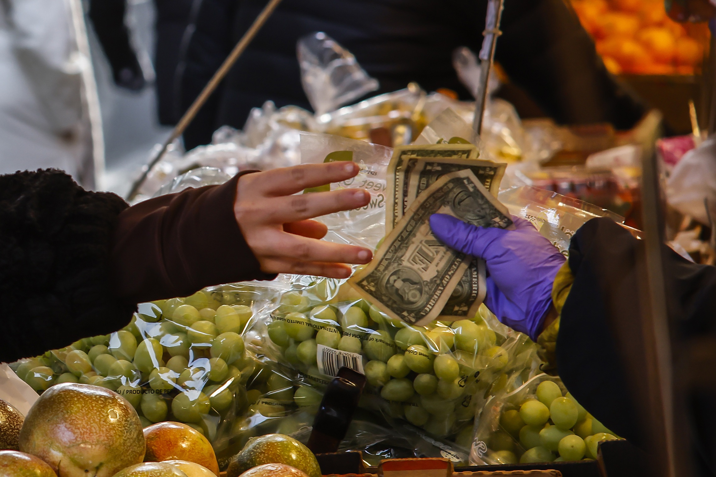 Alors que l'inflation augmente, un nouveau sondage montre que 4 personnes sur 10 ont du mal à payer les produits de première nécessité