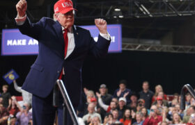 « Grâce au prix du pétrole… nous faisons fortune », déclare Trump lors d&rsquo;un rassemblement