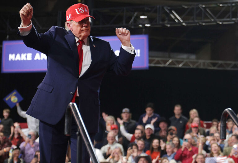 "Grâce au prix du pétrole... nous faisons fortune", déclare Trump lors d'un rassemblement