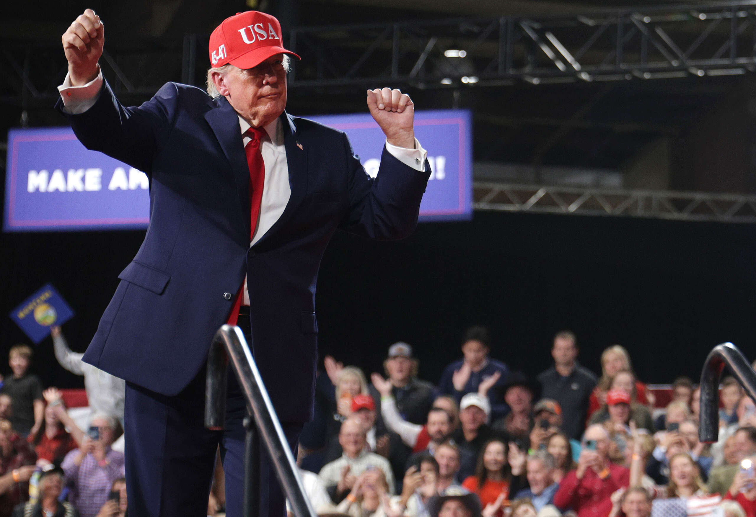 "Grâce au prix du pétrole... nous faisons fortune", déclare Trump lors d'un rassemblement
