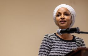 Le tsar des frontières Homan confirme que l’administrateur Trump cherche à dénaturaliser Ilhan Omar