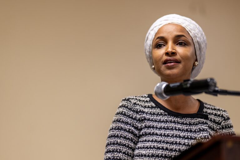 Le tsar des frontières Homan confirme que l’administrateur Trump cherche à dénaturaliser Ilhan Omar